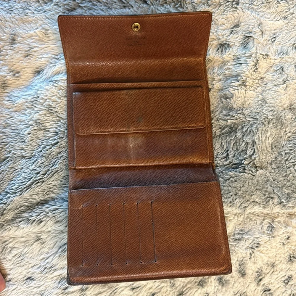 Men’s or Women’s Vintage Lous Vuitton Large International Wallet! Preloved! 🔥🔥